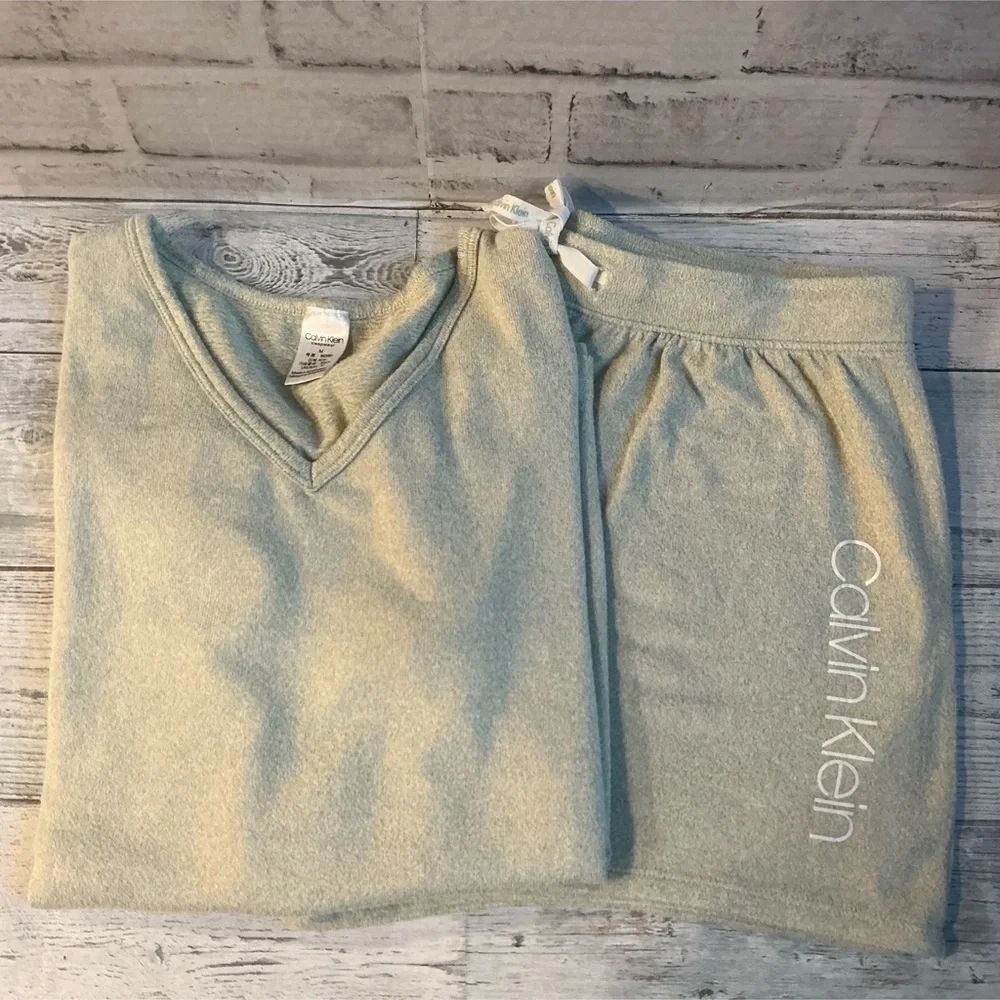 CALVIN KLEIN Women’s Size M Logo Relaxed V-neck Short Sleeve And Shorts Set - Picture 2 of 7